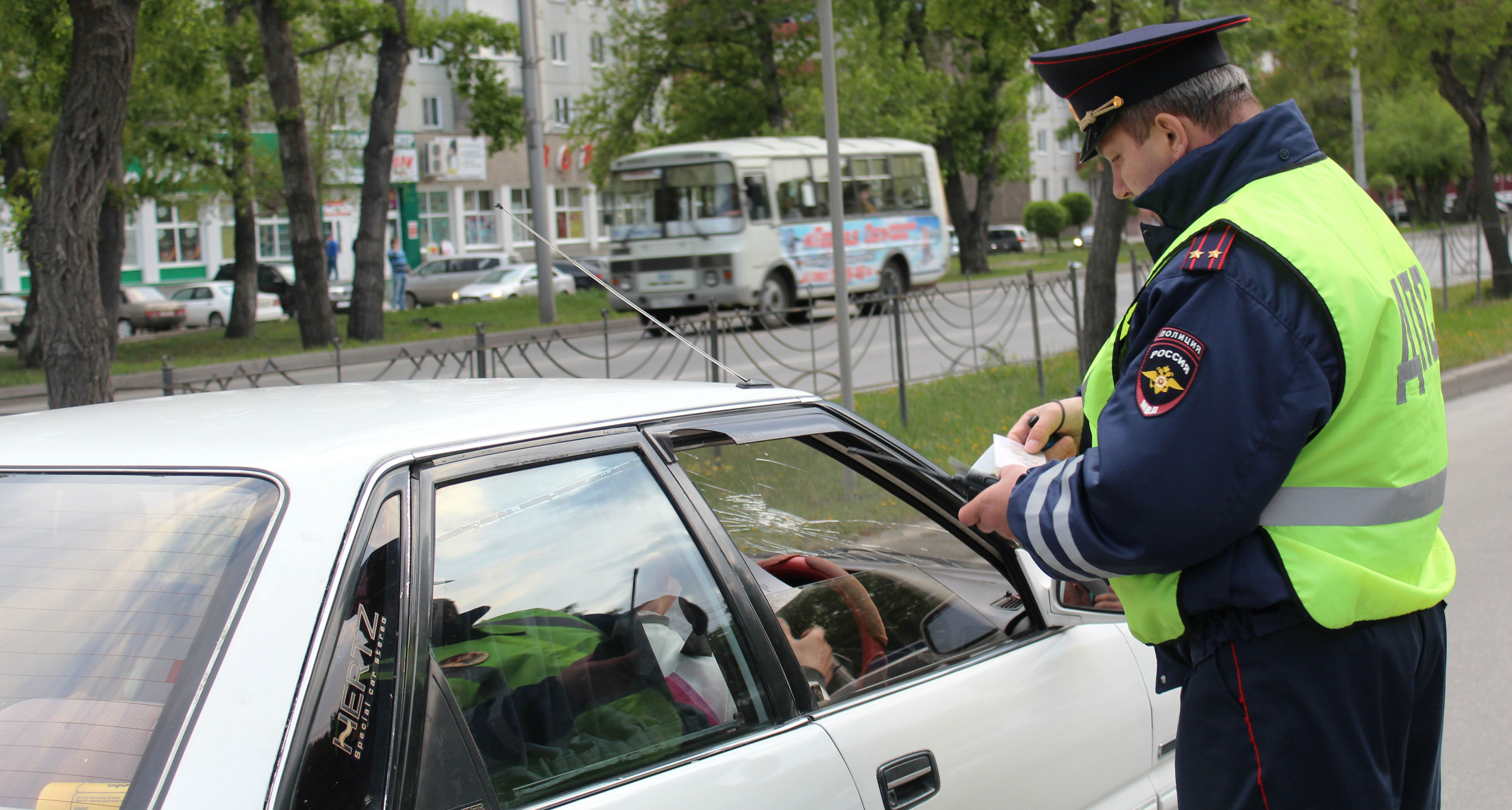 Может ли сотрудник ДПС садиться в ваш автомобиль?